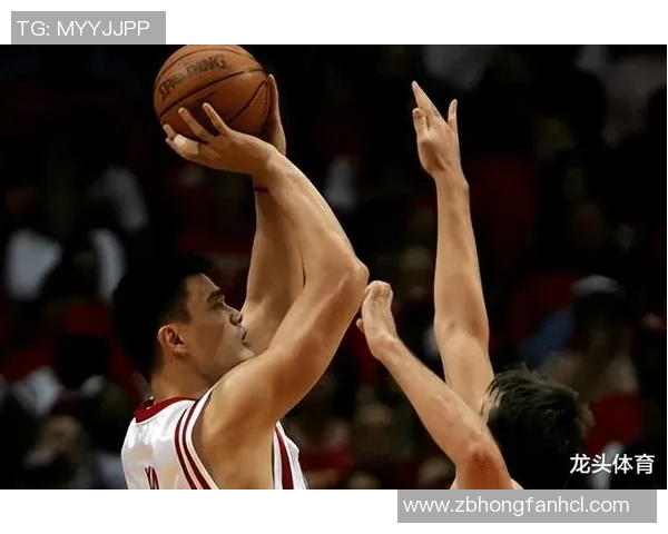 姚明新秀赛季精彩扣篮瞬间回顾展现中国篮球巨星的崛起之路